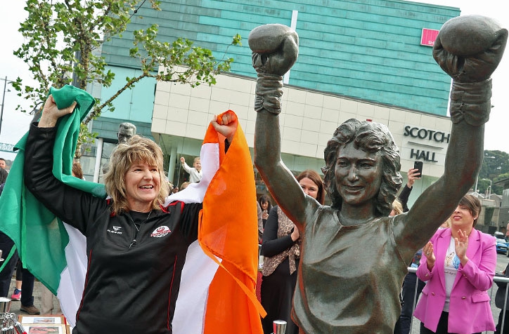 statue & Dee w flag1
